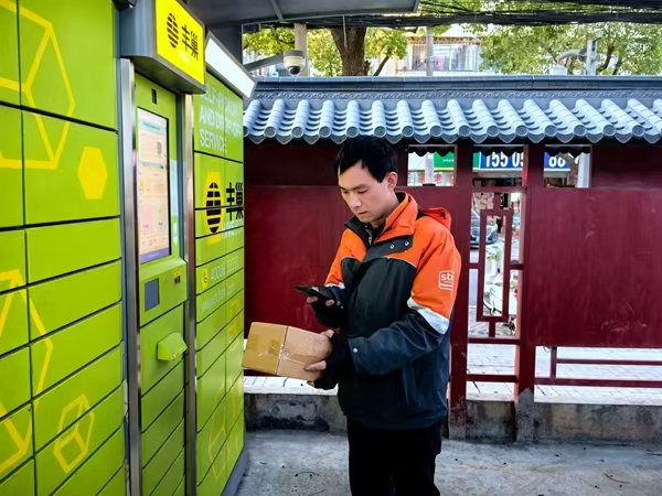 拎着灭火器一路逆行，快递小哥被认定为“见义勇为”